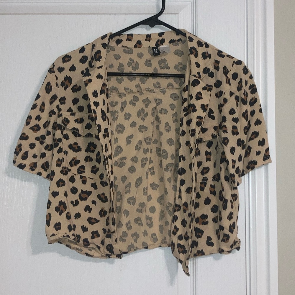 DIVIDED |tan cheetah print | short sleeved cropped button down |